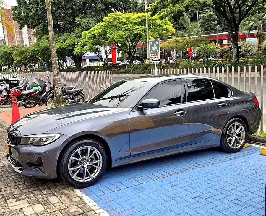 BMW 320i foto 3