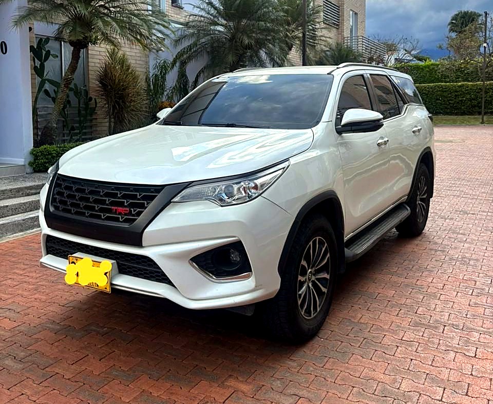 Toyota Fortuner SRV foto 2