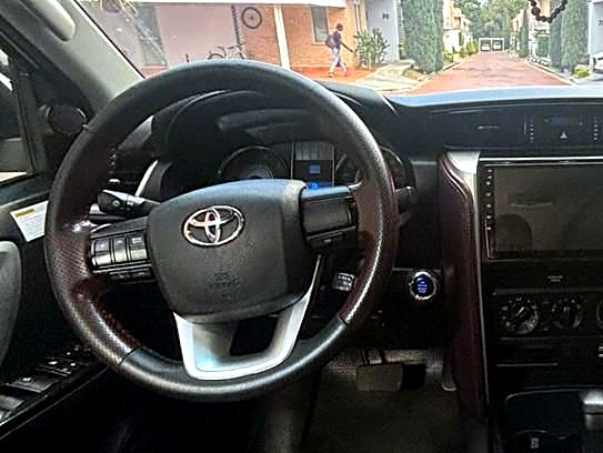 Toyota Fortuner SRV foto 4