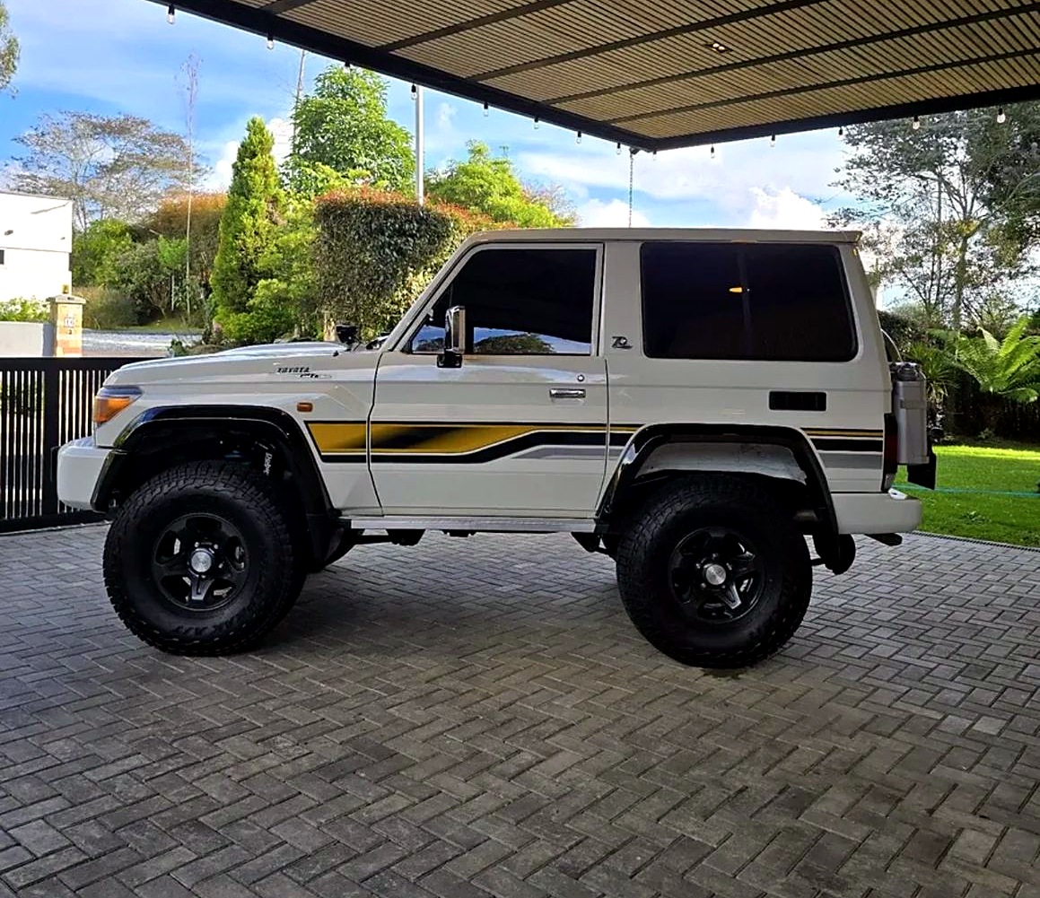 Toyota Land Cruiser 70 foto 3