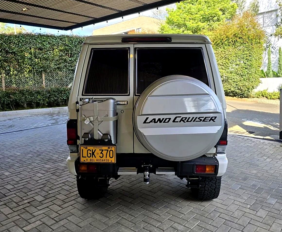 Toyota Land Cruiser 70 foto 4