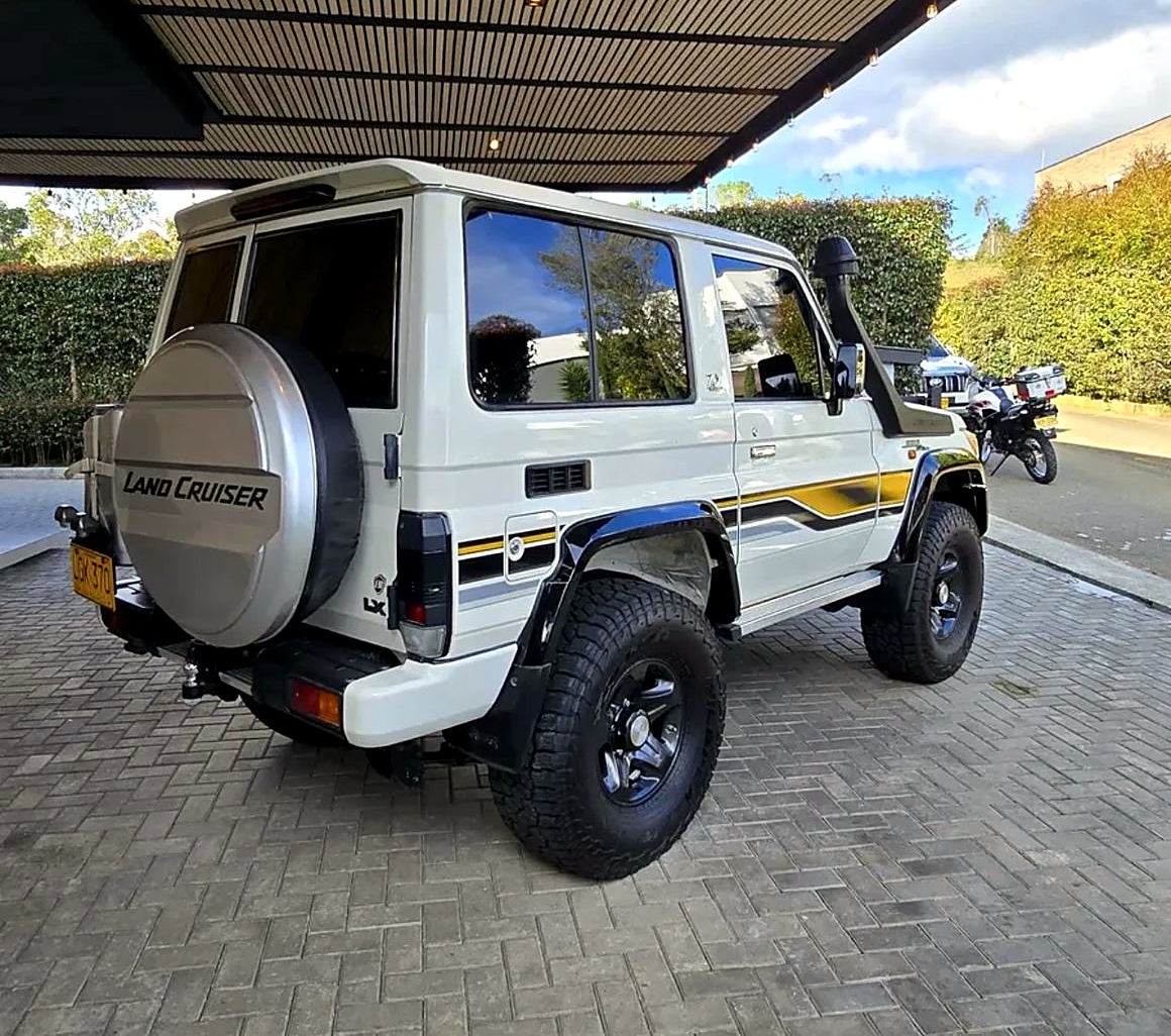 Toyota Land Cruiser 70 foto 6