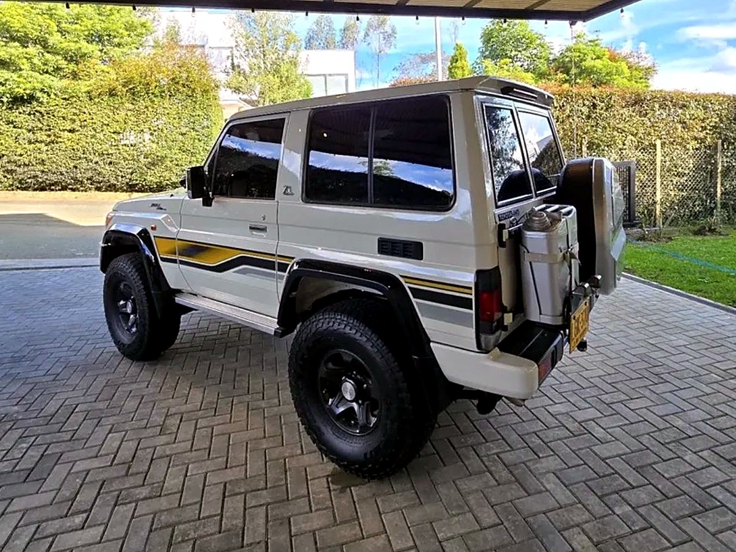 Toyota Land Cruiser 70 foto 9