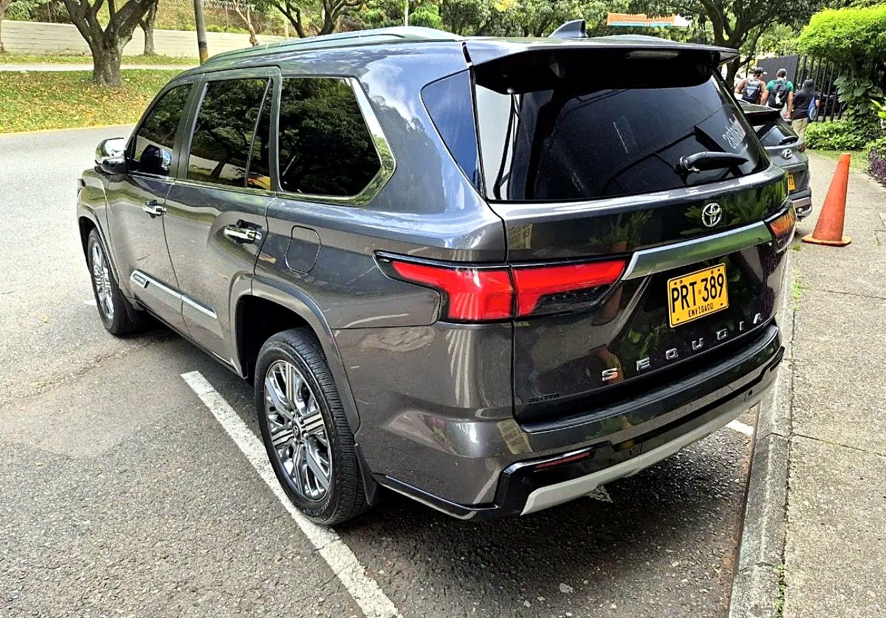 Toyota Sequoia Capstone foto 7