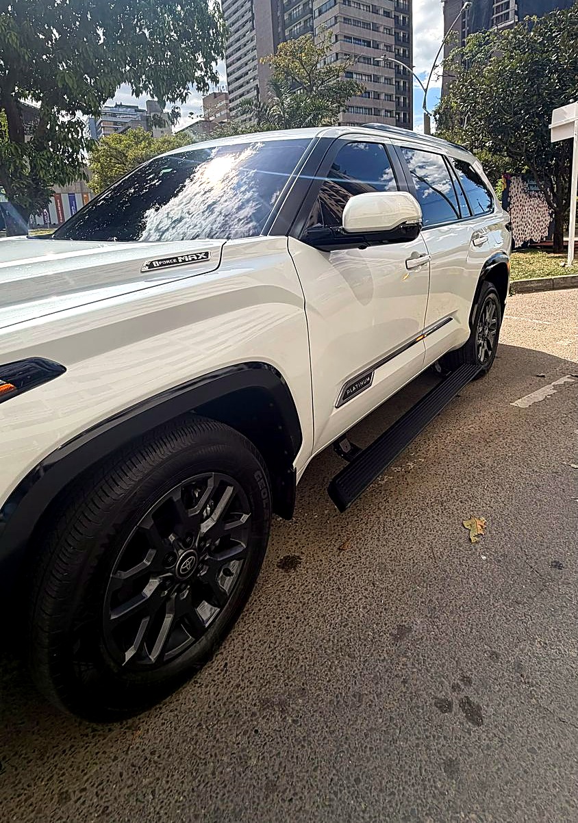 Toyota Sequoia i-Force Max foto 6
