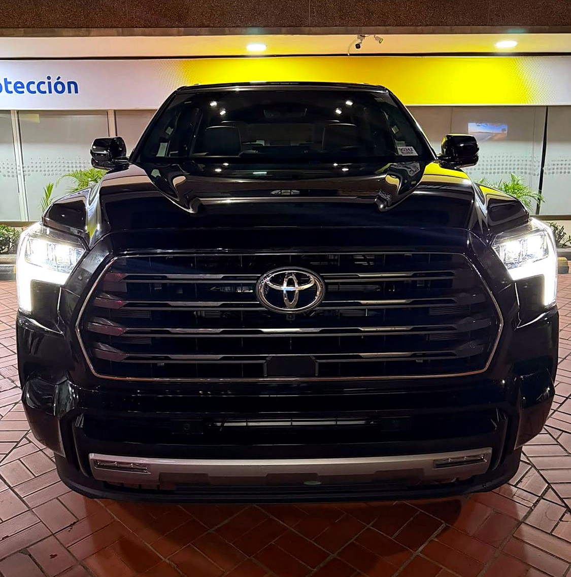 Toyota Sequoia foto 2
