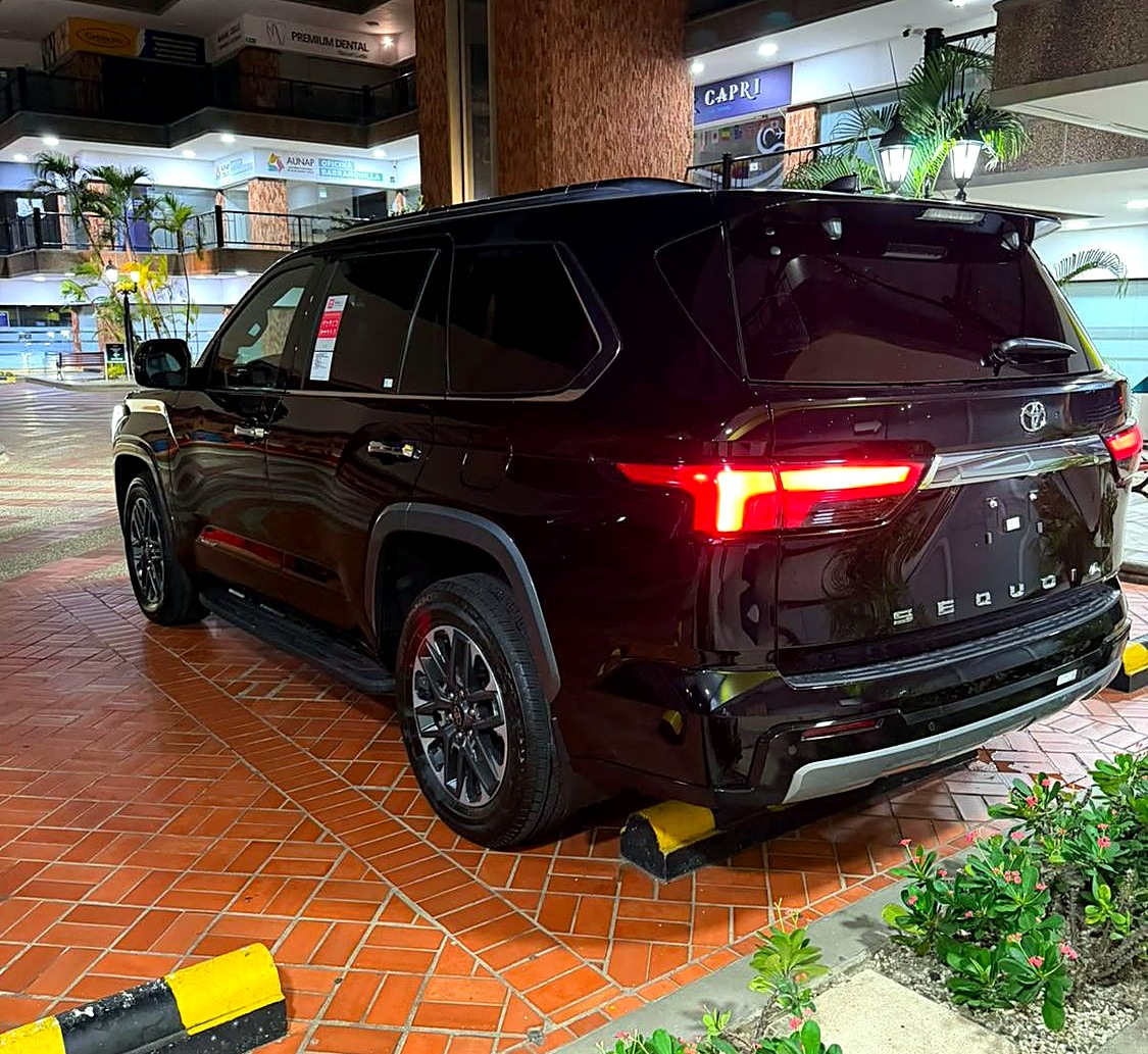 Toyota Sequoia foto 4