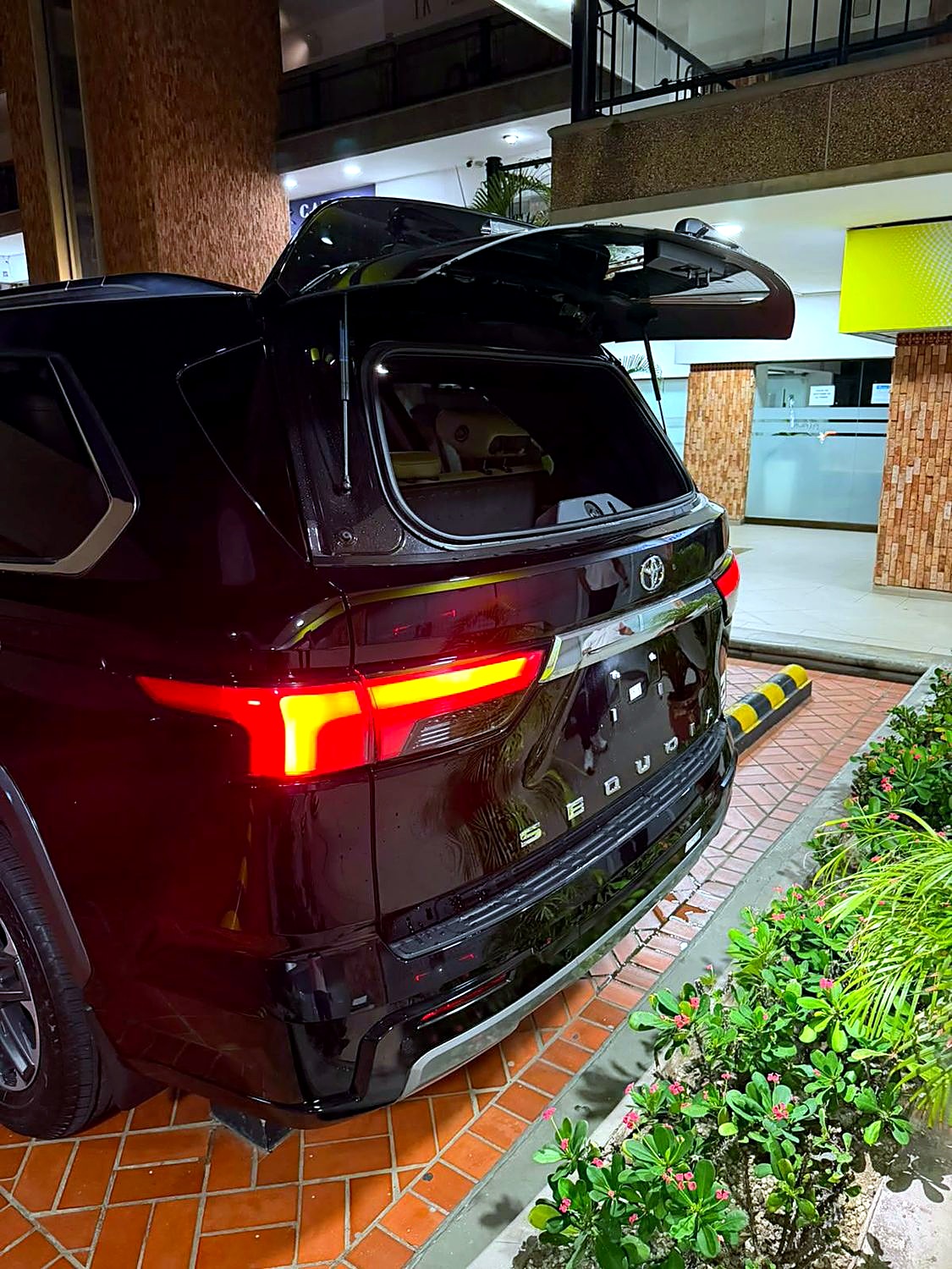 Toyota Sequoia foto 6