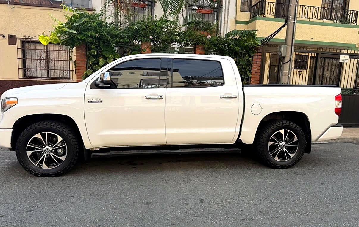 Toyota Tundra 5.7 foto 2